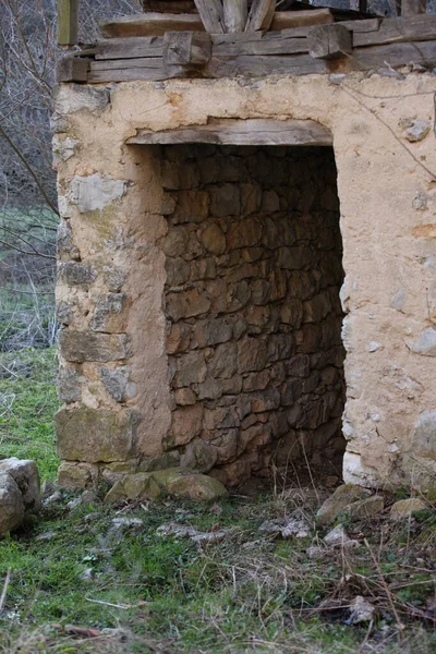 Wejście Starego Domu Kamieni Błota Drewnianych Belek Zielonej Trawy — Zdjęcie stockowe