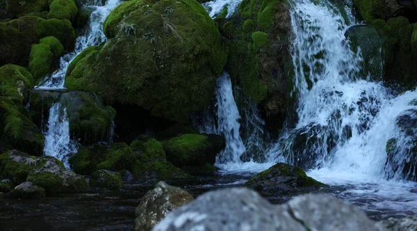 Landschaft Aus Wasserfällen Und Felsen Mit Grünem Moos Klarem Wasser — Stockfoto