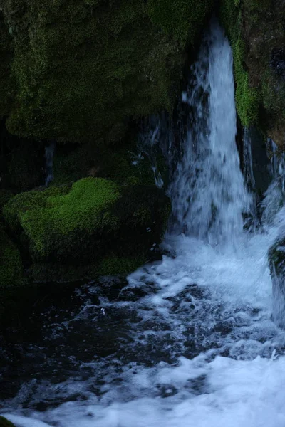 Wasserfall Vorbei Steinen Mit Grünem Moos Landschaft — Stockfoto