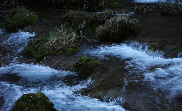 Kis Vízesések Folyóban Nagy Kövek Mellett Zöld Mohával — Stock Fotó