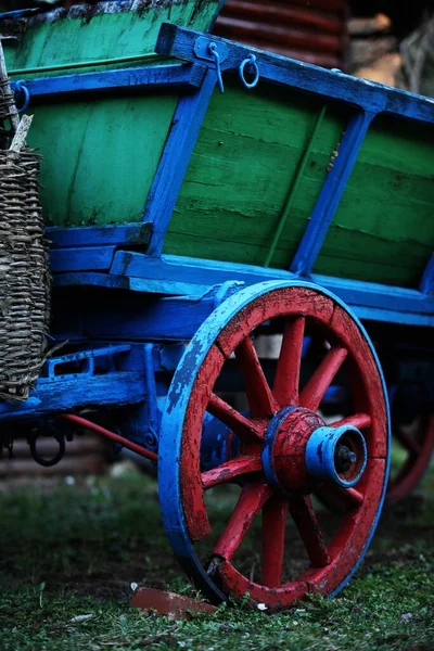 Parte Uma Carruagem Madeira Verde Azul Com Rodas Vermelho Azuis — Fotografia de Stock