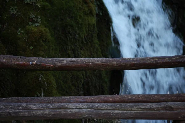 Ein Brauner Holzzaun Vor Dem Wasserfall Dahinter Grünes Moos Auf — Stockfoto