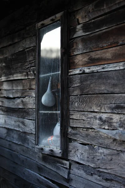 Staré Dřevěné Okno Starém Dřevěném Domě Odraz Okně — Stock fotografie