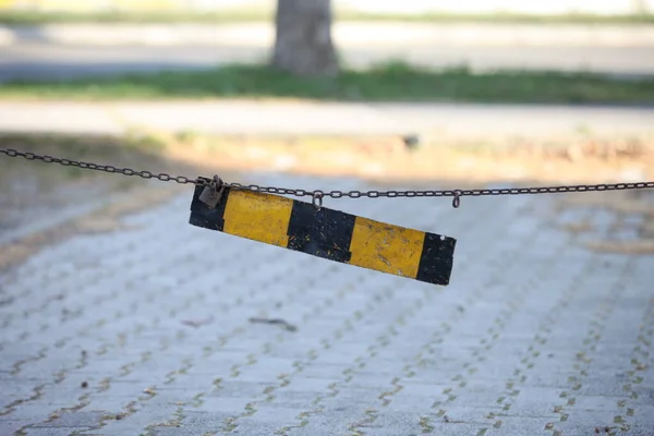 禁止通过的带有锁链和挂锁的黄黑色金属板 — 图库照片