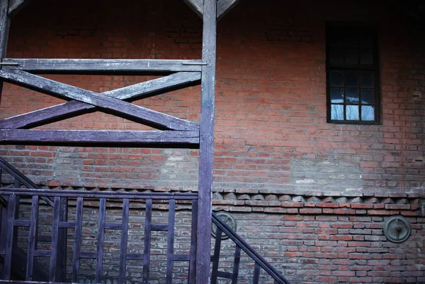 Ein Gebäude Aus Ziegeln Und Holzbalken Ein Fenster Der Rechten — Stockfoto
