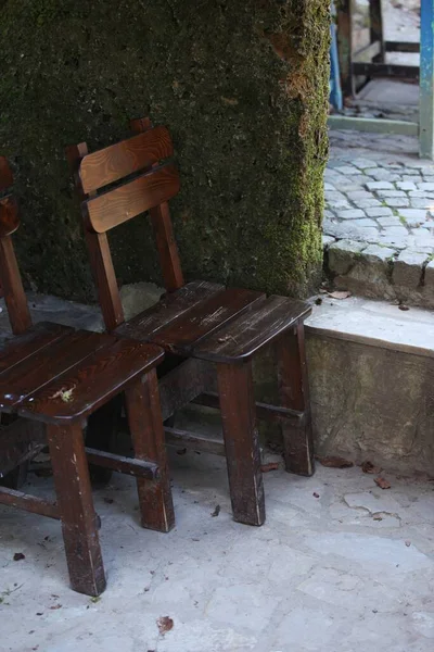 Dvě Hnědé Dřevěné Židle Terase Zelená Stěna Schody — Stock fotografie