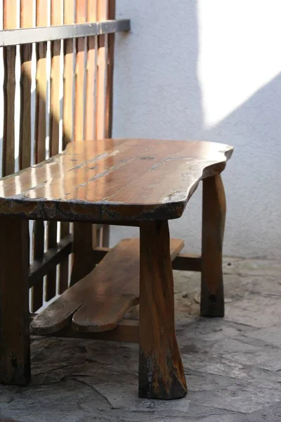 外のテラスの木製フェンスの横にある木製の装飾テーブル — ストック写真