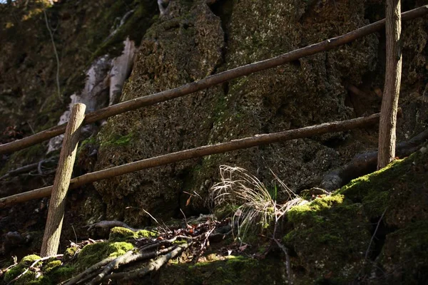 山を歩くための道に木製の柵 — ストック写真
