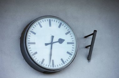 Duvarda siyah beyaz saat, istasyonda saat