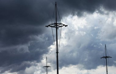 İletişim ve sinyal için antenler, bulutlu bulutlu hava