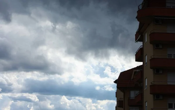 구름낀 주거용 건물의 — 스톡 사진