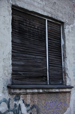 İndirilmiş ahşap kepenkli eski bir pencere.