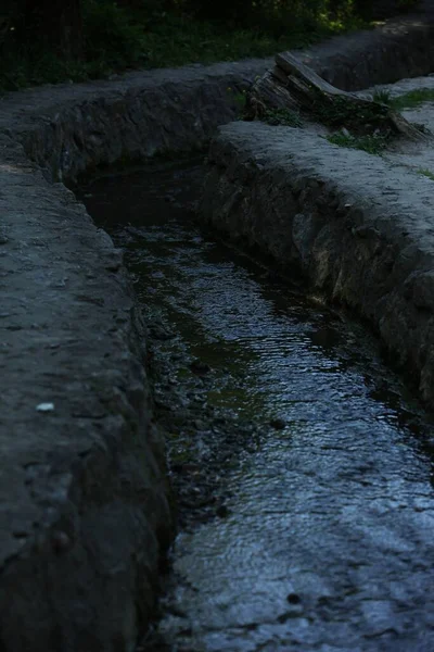 Небольшая Река Парке Вода Течет Между Бетонной Плотиной — стоковое фото
