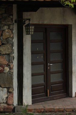 Ön kapının önüne fener asıyorum.