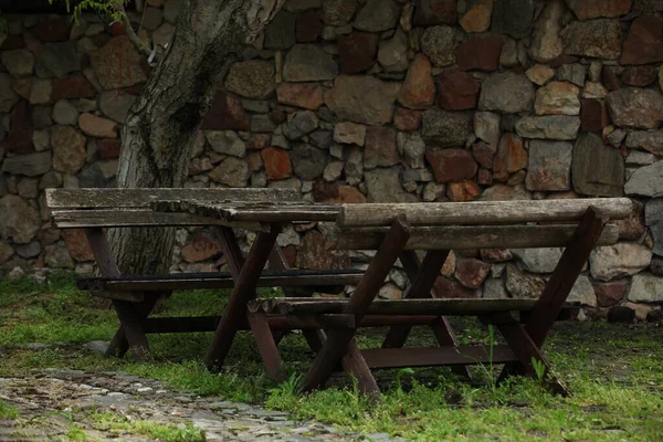 公園内の木のベンチとテーブル — ストック写真