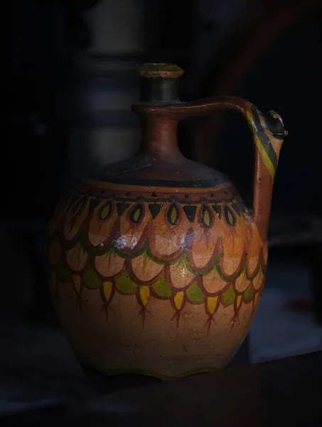 Старая Керамическая Чаша Водой Декоративные Нарисованными Линиями — стоковое фото