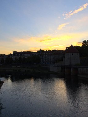 Besancon, Ağustos 2022 - Gün batımında güzel Besancon şehrini ziyaret edin