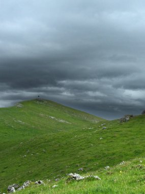 Le Suchet, İsviçre - Mayıs 2022: İsviçre Jura Dağları 'ndaki Suchet Dağı' na yürüyüş (1587 m)