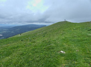 Le Suchet, İsviçre - Mayıs 2022: İsviçre Jura Dağları 'ndaki Suchet Dağı' na yürüyüş (1587 m)