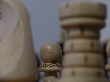 Satranç - Strateji ve Taktik Oyunu - Taşlar ve dama tahtası (Papaz - Vezir - Fil - At - Kale - Piyon)