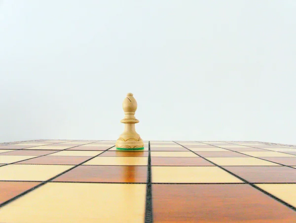 チェス 戦略と戦術ゲーム ピースとチェッカーボードのセット キング クイーン ビショップ ナイト ルーク ポーン — ストック写真