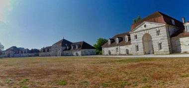 Arc-et-Senans, Fransa 2022: Kraliyet mimarı Claude-Nicolas LEDOUX tarafından 18. yüzyılda inşa edilen görkemli Royal Saltworks 'ü ziyaret edin.