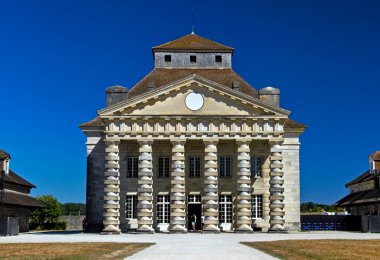 Arc-et-Senans, Fransa 2022: Kraliyet mimarı Claude-Nicolas LEDOUX tarafından 18. yüzyılda inşa edilen görkemli Royal Saltworks 'ü ziyaret edin.