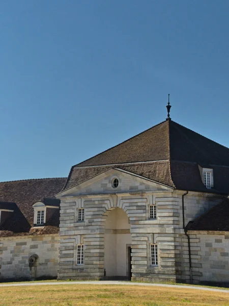Arc Senans フランス2022 王室の建築家クロード ニコラ ルドーによって18世紀に建てられた壮大なロイヤル サルトワークをご覧ください — ストック写真