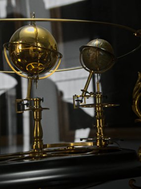 Dişlilerin yardımıyla zamanı mekanik olarak ölçmek için ekipman (saat, sarkacı, saat, kombinasyon vs....)