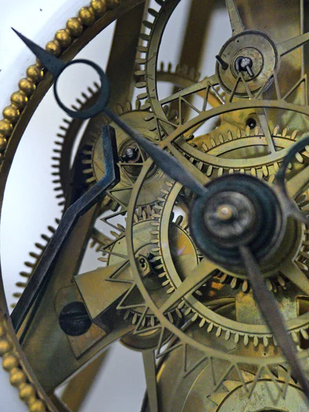 Equipment for measuring time mechanically with the help of gears (watch, pendulum, clock, comtoise etc...)