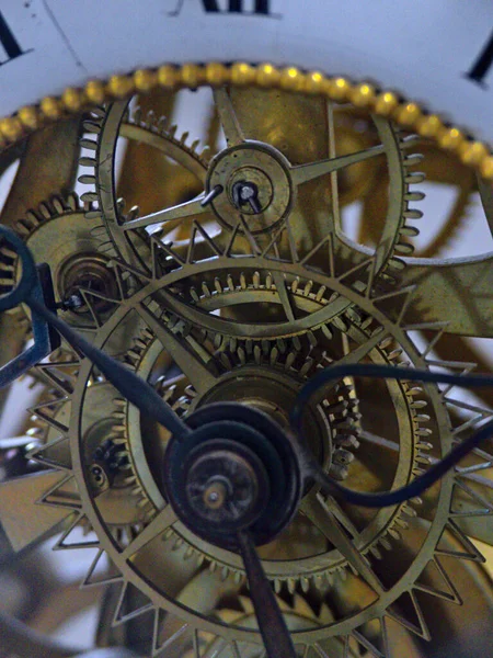 Equipment for measuring time mechanically with the help of gears (watch, pendulum, clock, comtoise etc...)
