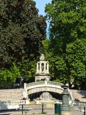 Dijon, Ağustos 2022 - Darcy Bahçesi üzerinden güzel Dijon şehrini ziyaret edin