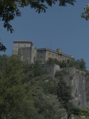 Grenoble, Fransa - Haziran 2022: Alplerin ortasındaki güzel Grenoble şehrini ziyaret edin