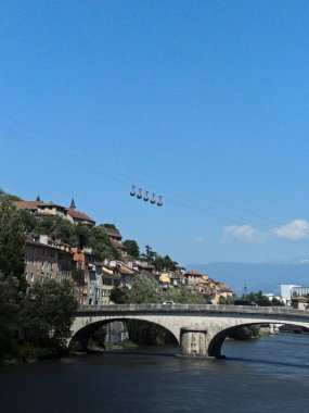 Grenoble, Fransa - Haziran 2022: Alplerin ortasındaki güzel Grenoble şehrini ziyaret edin