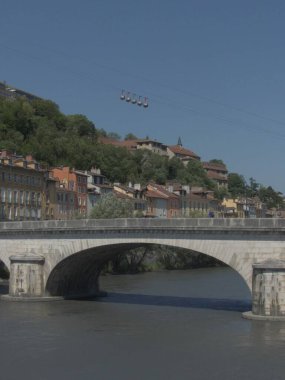 Grenoble, Fransa - Haziran 2022: Alplerin ortasındaki güzel Grenoble şehrini ziyaret edin