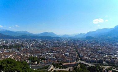 Grenoble, Fransa - Haziran 2022: Alplerin ortasındaki güzel Grenoble şehrini ziyaret edin