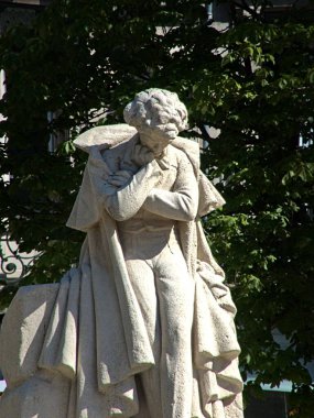 Grenoble, Fransa - Haziran 2022: Alplerin ortasındaki güzel Grenoble şehrini ziyaret edin