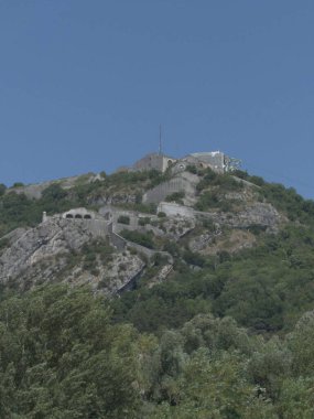 Grenoble, Fransa - Haziran 2022: Alplerin ortasındaki güzel Grenoble şehrini ziyaret edin