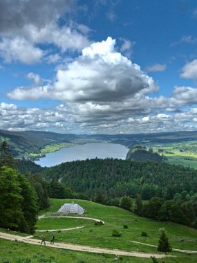 Massif du Jura, Fransa - Mayıs 2022: Dent de Vaulion 'a (1483 m irtifada İsviçre Massif) giderken Lac de Joux manzaralı.