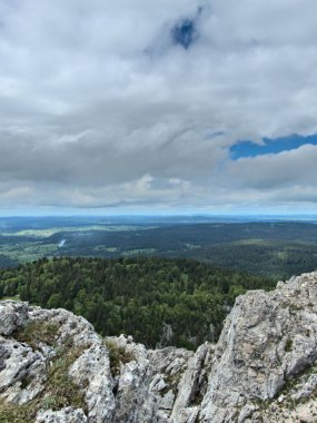 Le Suchet, İsviçre - Mayıs 2022: İsviçre Jura Dağları 'ndaki Suchet Dağı' na yürüyüş (1587 m)