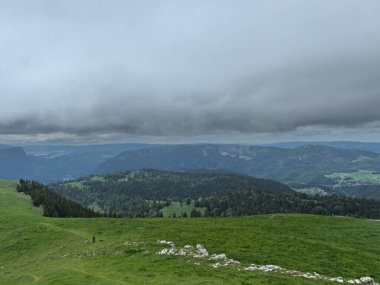 Le Suchet, İsviçre - Mayıs 2022: İsviçre Jura Dağları 'ndaki Suchet Dağı' na yürüyüş (1587 m)