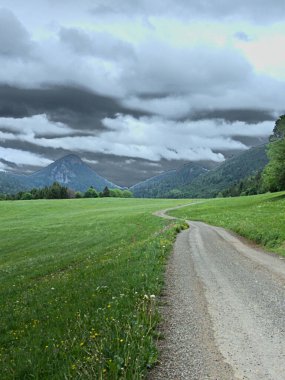 Le Suchet, İsviçre - Mayıs 2022: İsviçre Jura Dağları 'ndaki Suchet Dağı' na yürüyüş (1587 m)