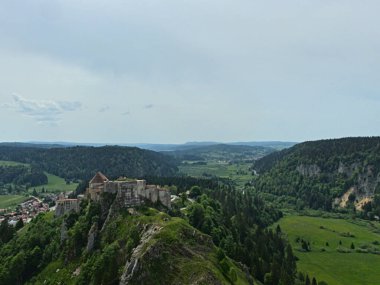 Chateau de Joux, Fransa - Mayıs 2022: Fransız Jura 'sında bir yürüyüş sırasında 19. yüzyıl Chteau de Joux manzarası