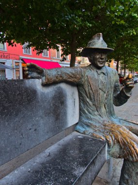 Liege, Belçika - Temmuz 2022: Güzel Liege şehrini ziyaret edin - Yanan Şehir - Çoklu heykellerin manzarası