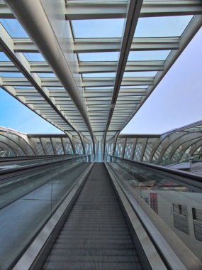Liege, Belçika - Temmuz 2022: Güzel Liege şehrini ziyaret edin - Yanan Şehir - Tren istasyonu manzarası