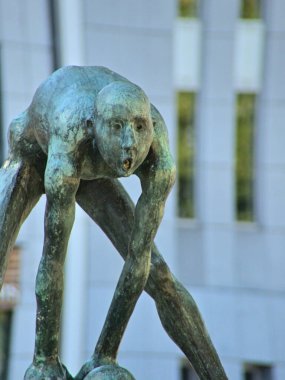 Liege, Belçika - Temmuz 2022: Güzel Liege şehrini ziyaret edin - Yanan Şehir - Çoklu heykellerin manzarası