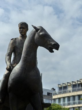 Liege, Belçika - Temmuz 2022: Güzel Liege şehrini ziyaret edin - Yanan Şehir - Çoklu heykellerin manzarası