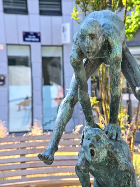 ベルギーのリエージュ 7月2022 リエージュの美しい街を訪問 バーニング街 複数の彫刻で見る — ストック写真