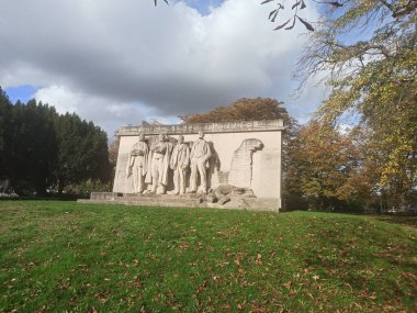 Lille, Ekim 2022 - Flanders 'ın başkenti Lille Kalesi' nde turuncu yapraklı güzel bir yürüyüş.