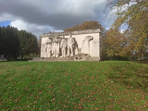 Lille, Ekim 2022 - Flanders 'ın başkenti Lille Kalesi' nde turuncu yapraklı güzel bir yürüyüş.